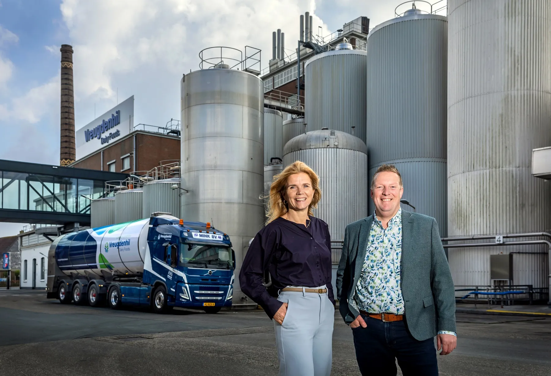 Liesbeth Wierda (Plant Director Scharsterbrug) en Jan ter Maaten (coördinator veehouderijzaken & RMO) bij de eerste vernieuwde RMO van Mink B.V. op onze productielocatie in Scharsterbrug