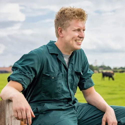 jonge boer zittend