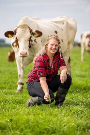 Melkveehoudster Angela van Noord bij de koeien